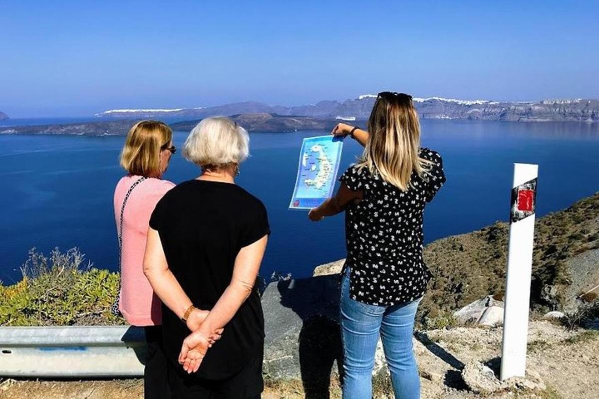 tre donne in piedi su una collina che guardano un cartello