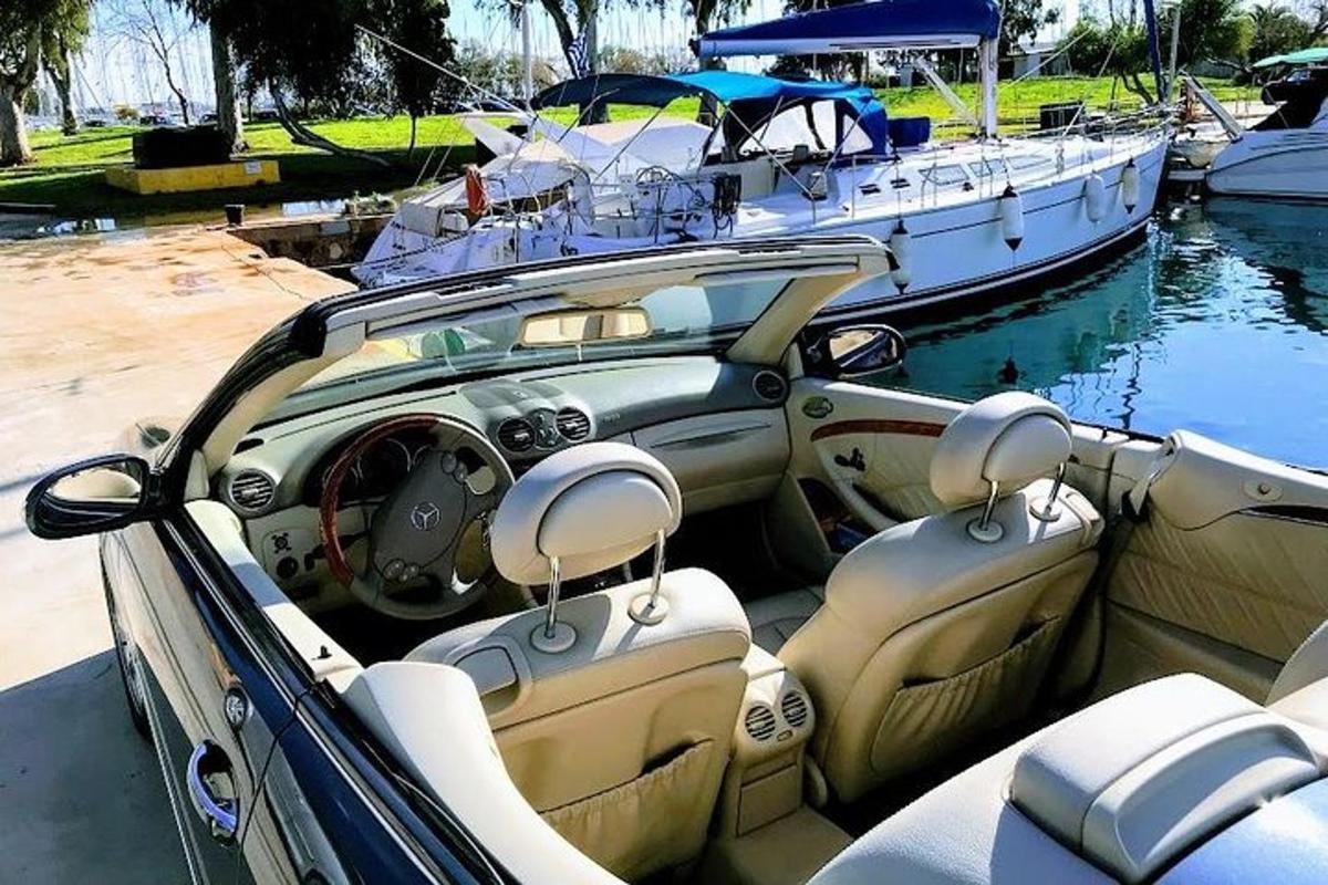ein Boot liegt im Wasser neben einem Boot
