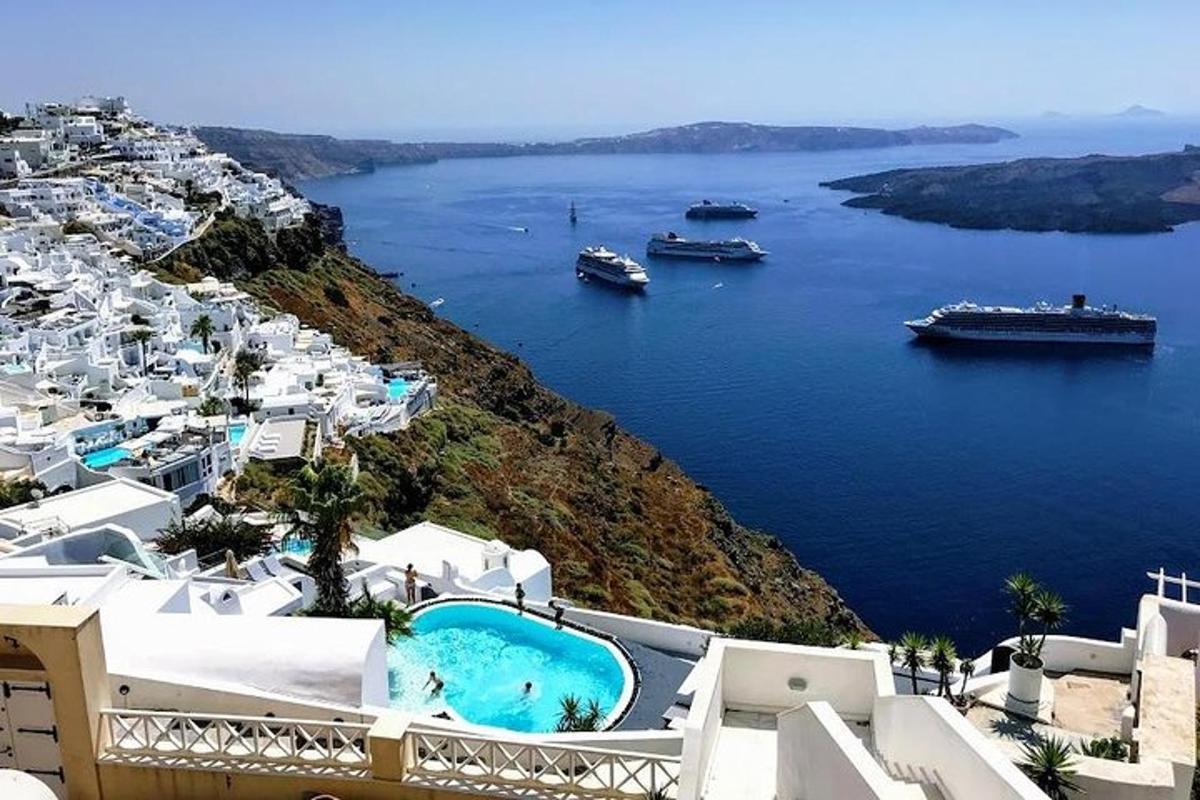 una vista di un grande specchio d'acqua con una nave da crociera