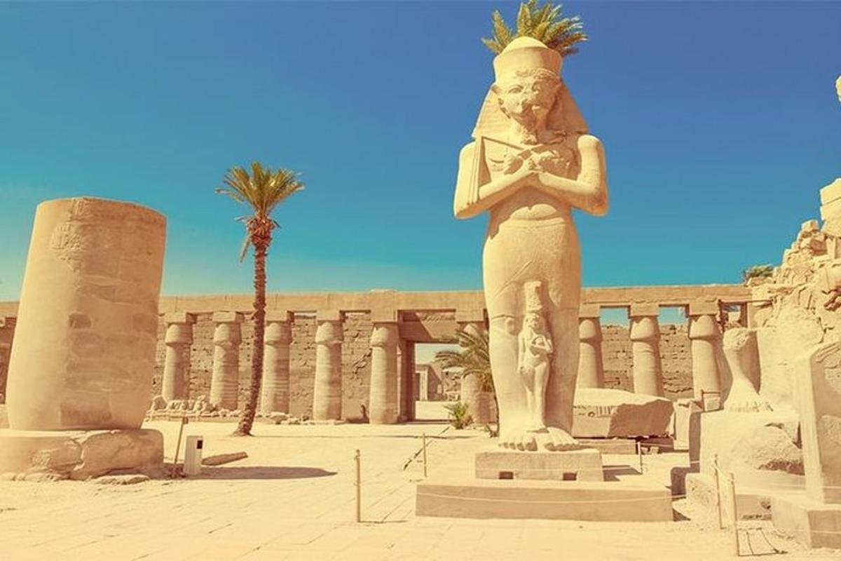 una statua di una donna in piedi davanti a un edificio