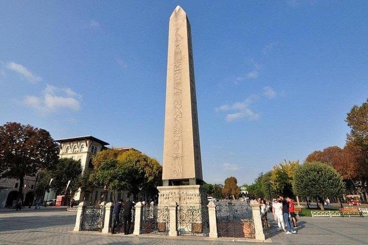 obelisk pred spomenikom v parku