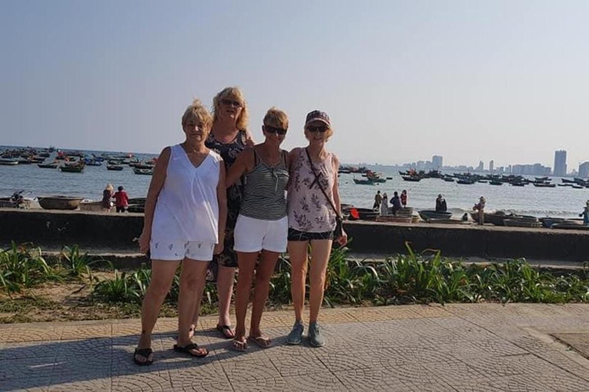 grupė moterų, stovinčių prie vandens