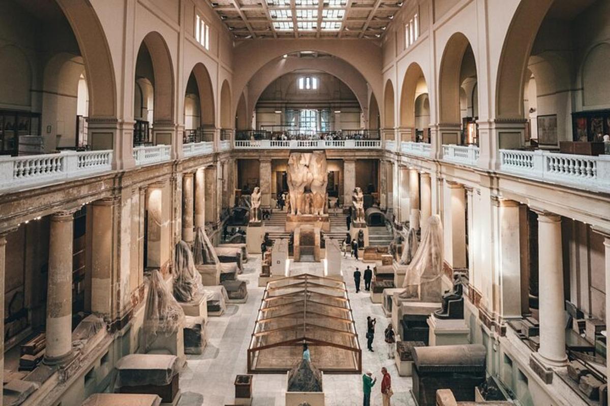 una vista di un museo con un leone al centro