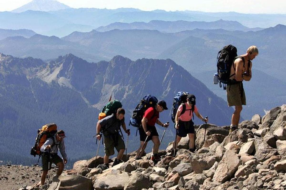 eine Gruppe von Menschen, die auf einem Berg wandern