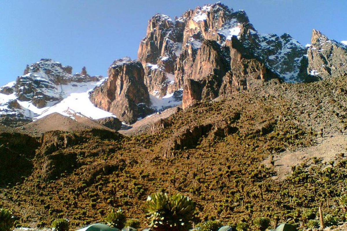 ein Berg mit Schnee darauf