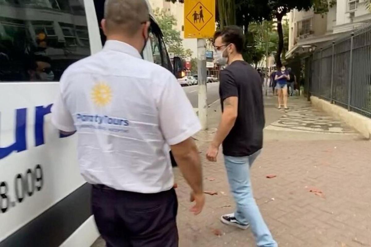 dva moška hodita po ulici