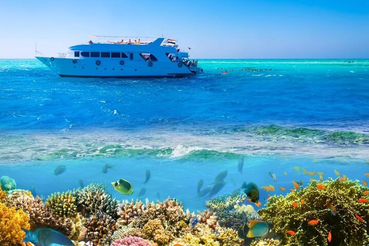 sebuah perahu di laut di sebelah terumbu karang