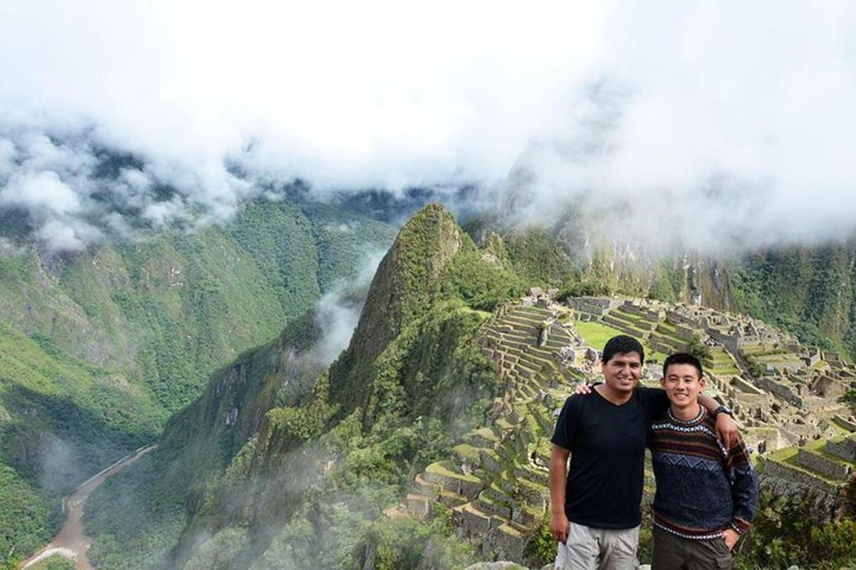 dua orang lelaki sedang berdiri di atas sebuah gunung