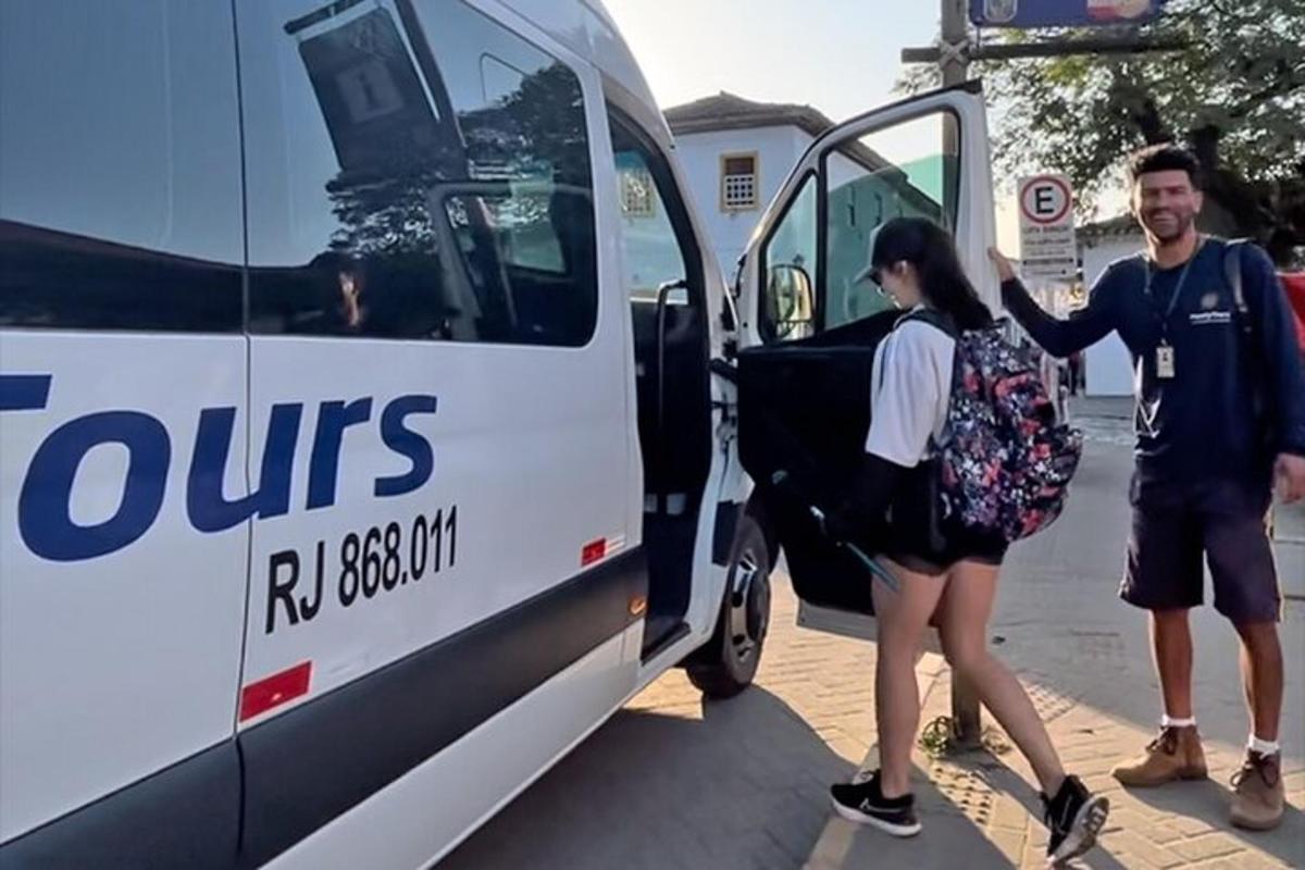 moški in ženska izstopata iz avtobusa