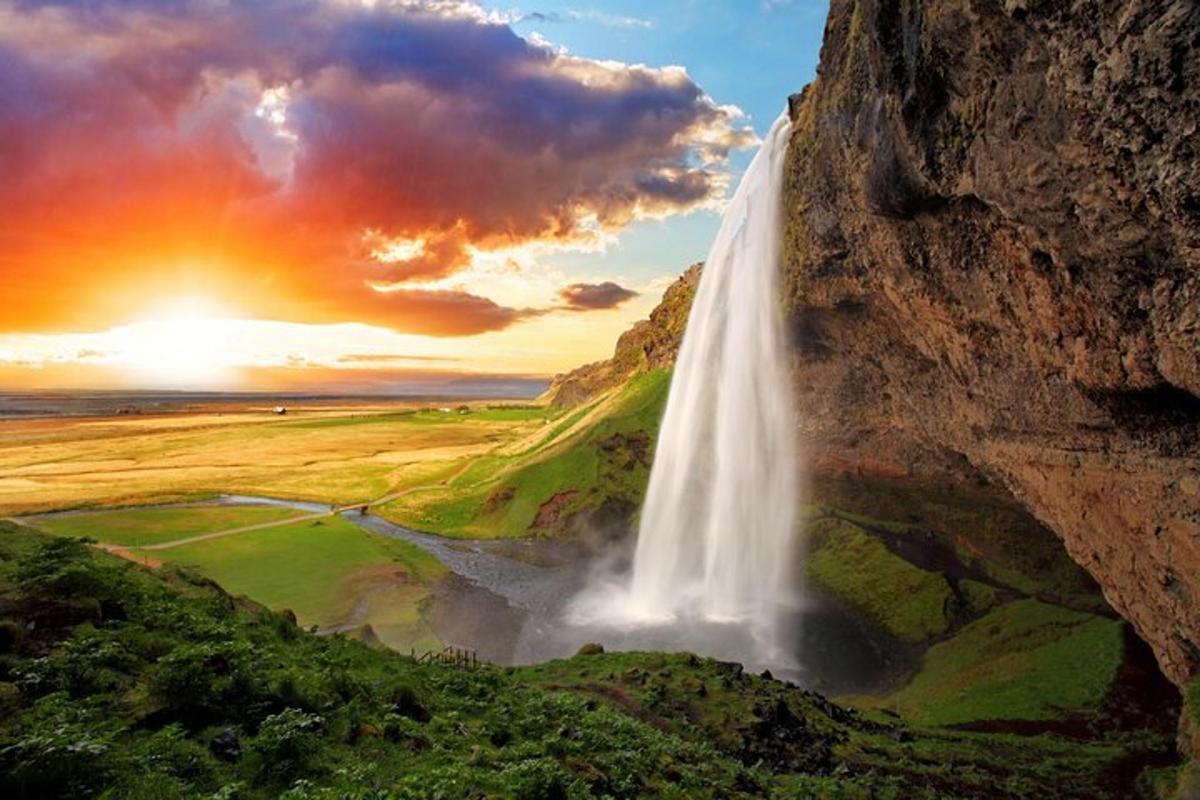 foss á klettahlíð með