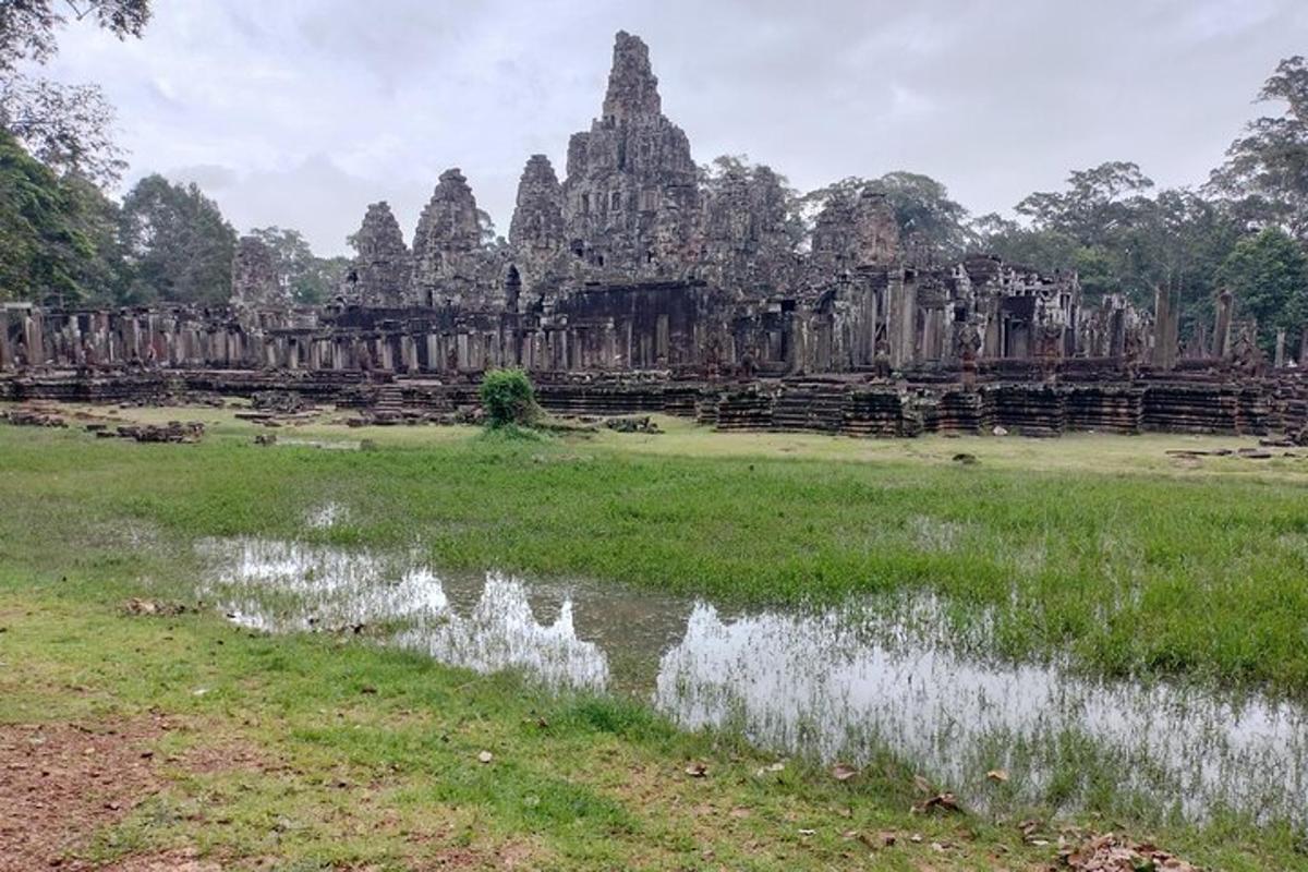un campo frente a un templo antiguo