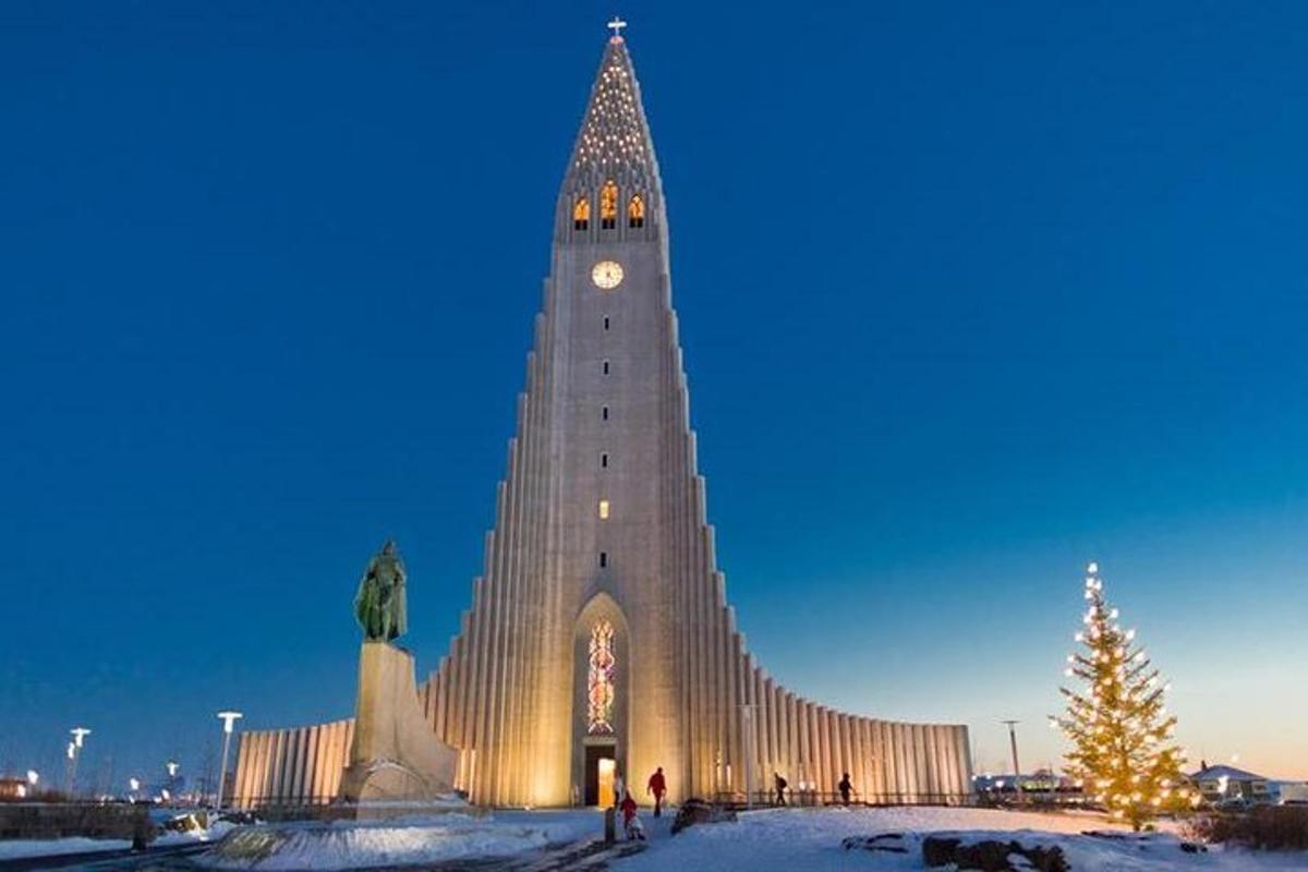 stór bygging með klukkuturni og jólatré