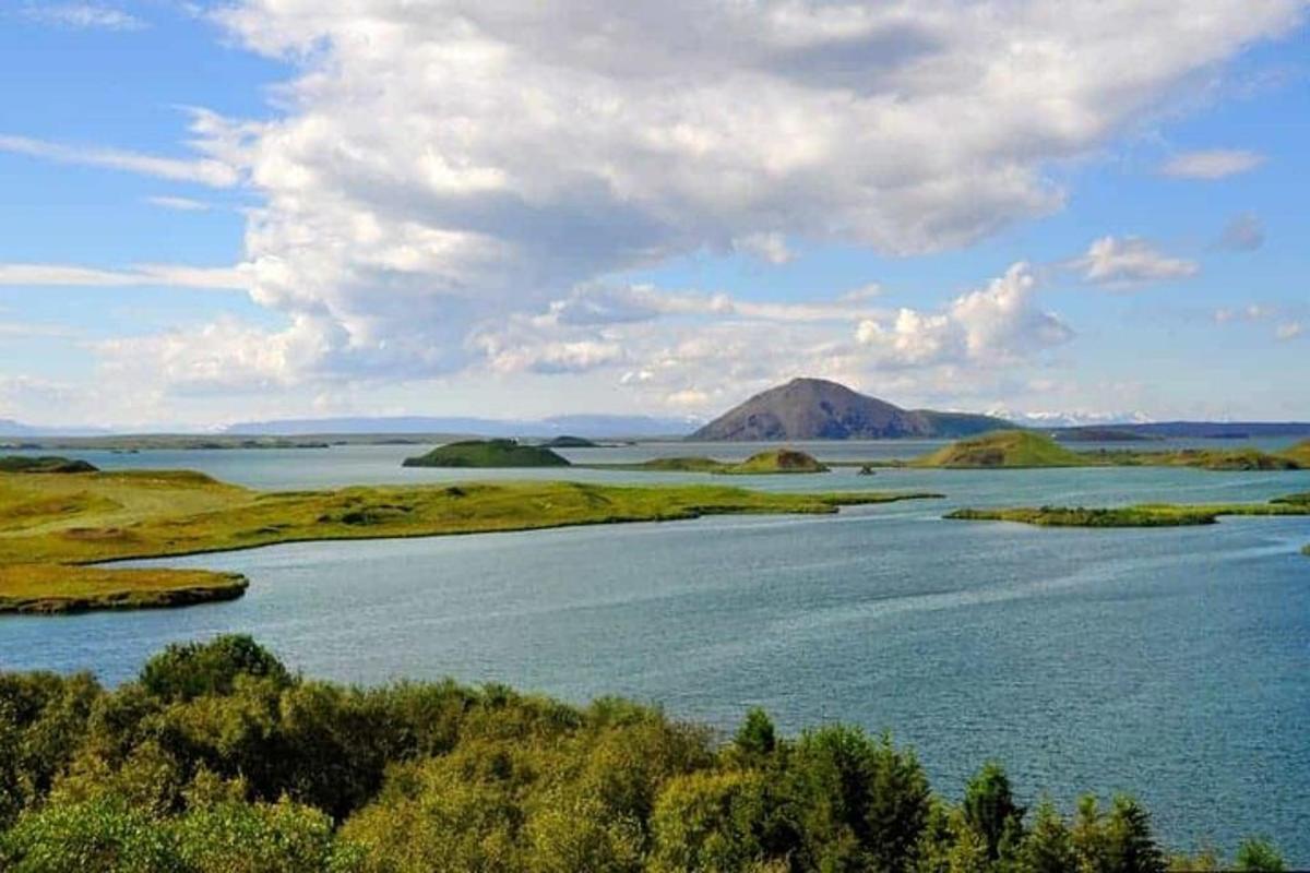 山を背景にした大きな水域