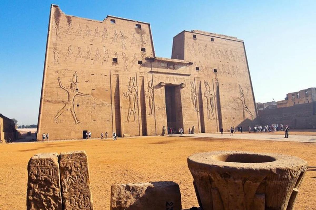 un gran edifici amb estàtues al davant