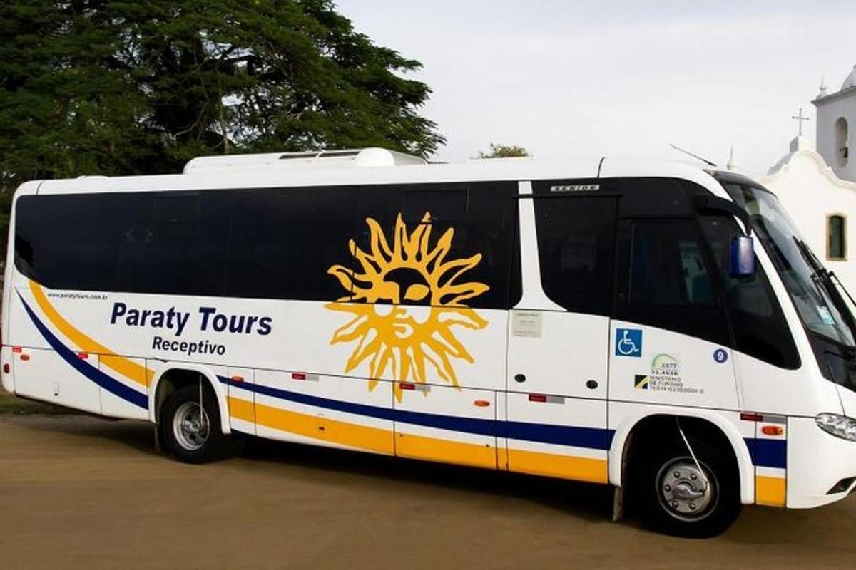 Un autobús blanco con un amarillo y azul