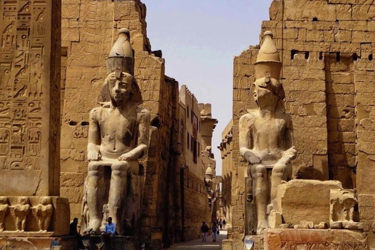 dues grans estàtues es troben al costat d'un edifici