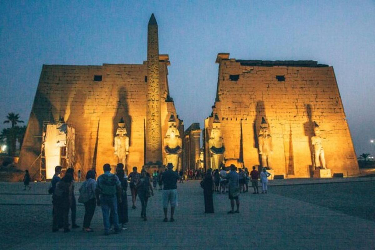 un gruppo di persone in piedi davanti a un edificio