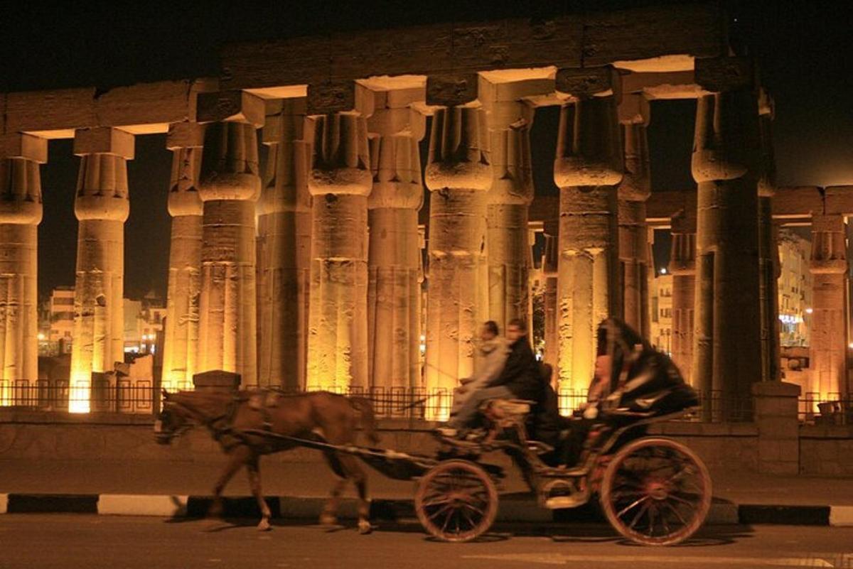 una carrozza trainata da cavalli davanti a un edificio