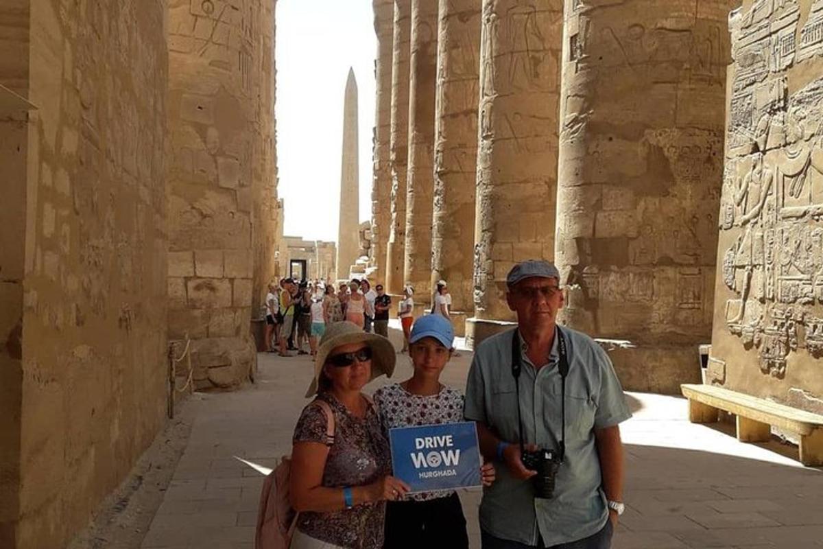Ένας άνδρας και μια γυναίκα κρατούν μια πινακίδα σε ένα κτίριο