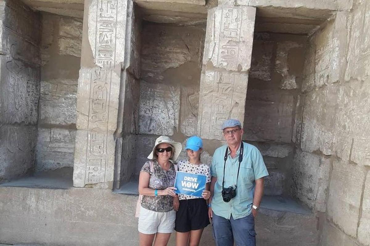 μια ομάδα ανθρώπων που στέκονται μπροστά σε έναν ναό