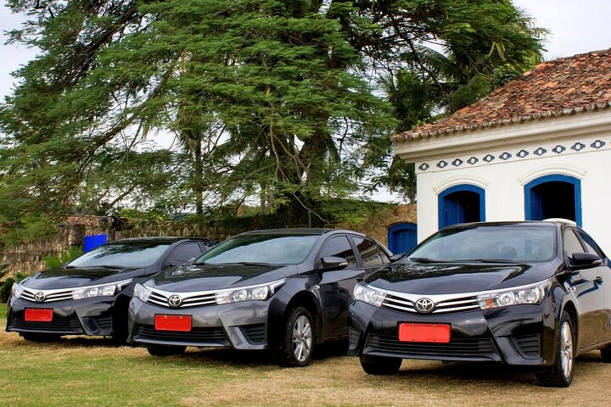 tres cotxes de luxe aparcats davant d'una casa