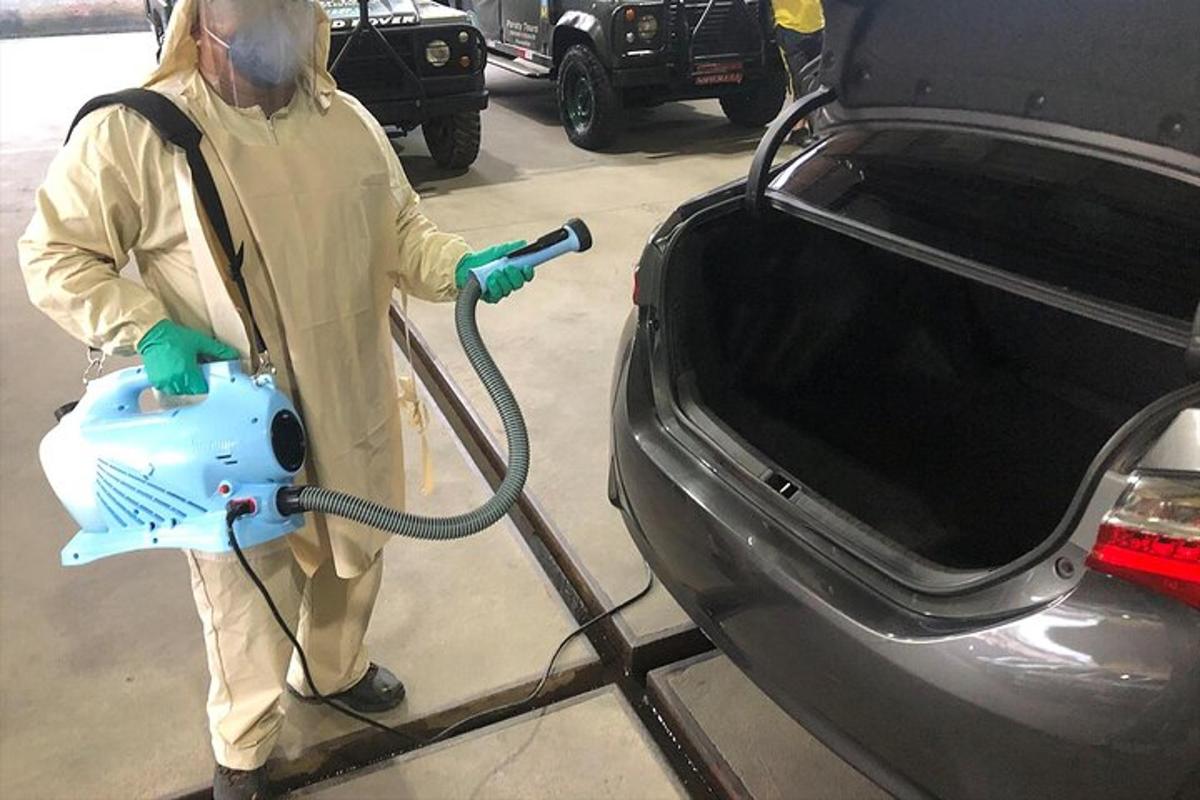 muž myje auto hadicí
