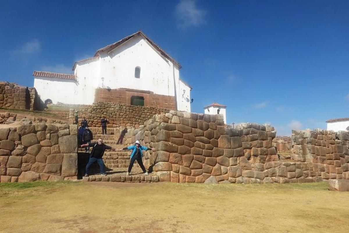 un gruppo di persone in piedi su un muro di pietra