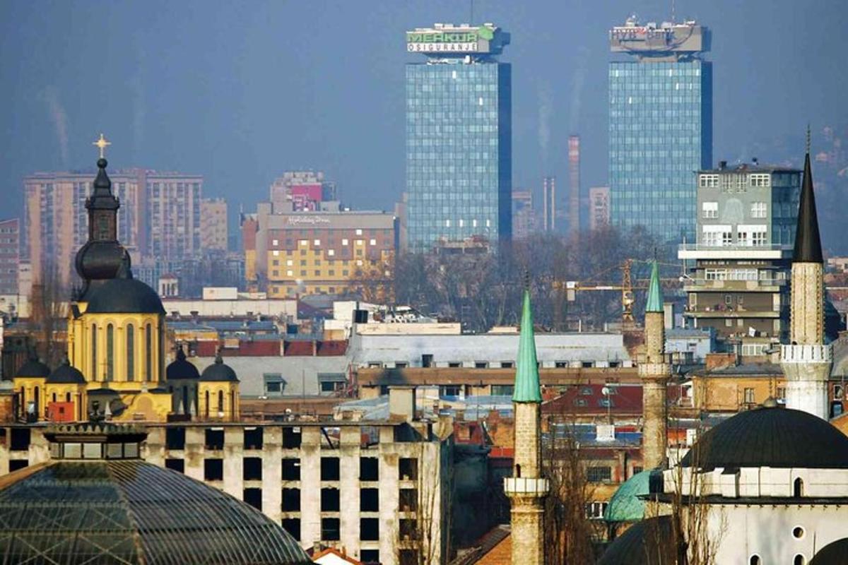 вид на місто з будівлями та мечетями
