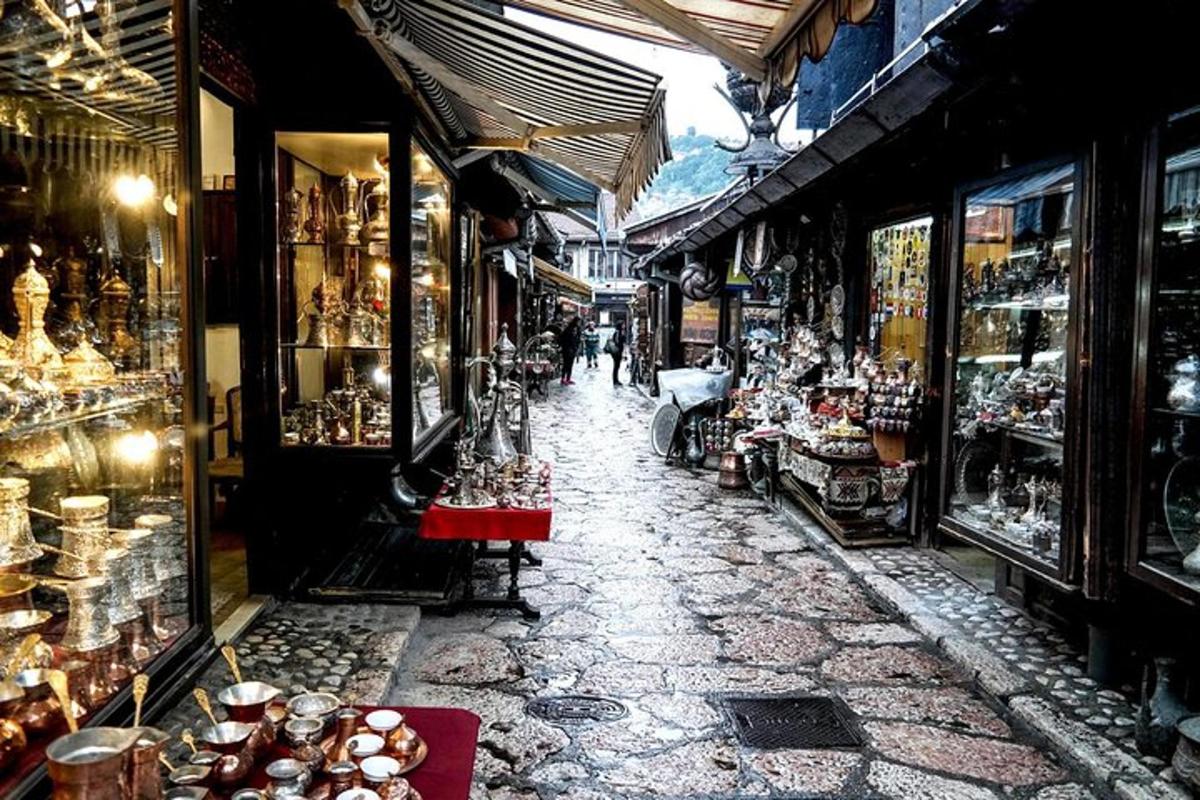 un carrer amb un munt de botigues i botigues