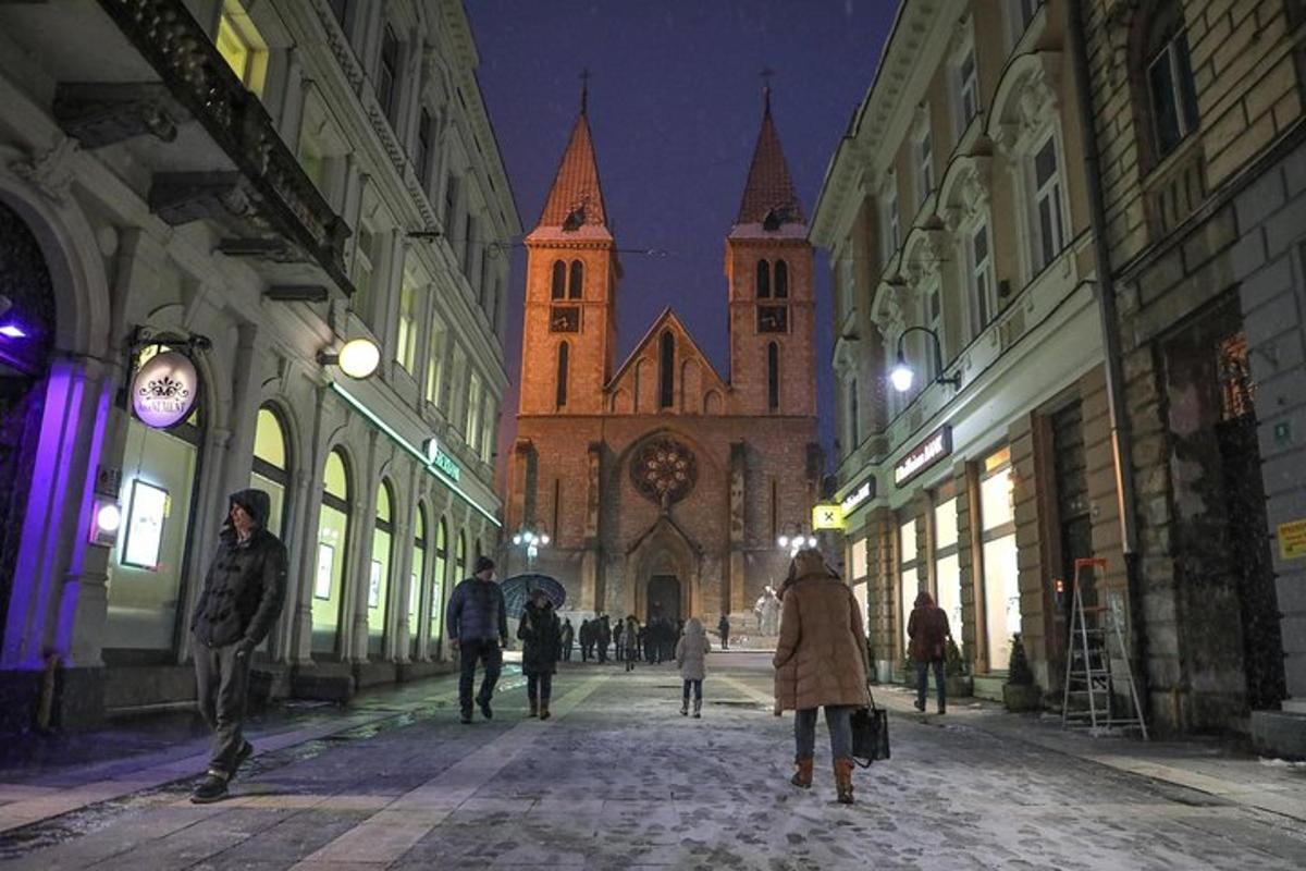 skupina lidí jdoucích po ulici před kostelem