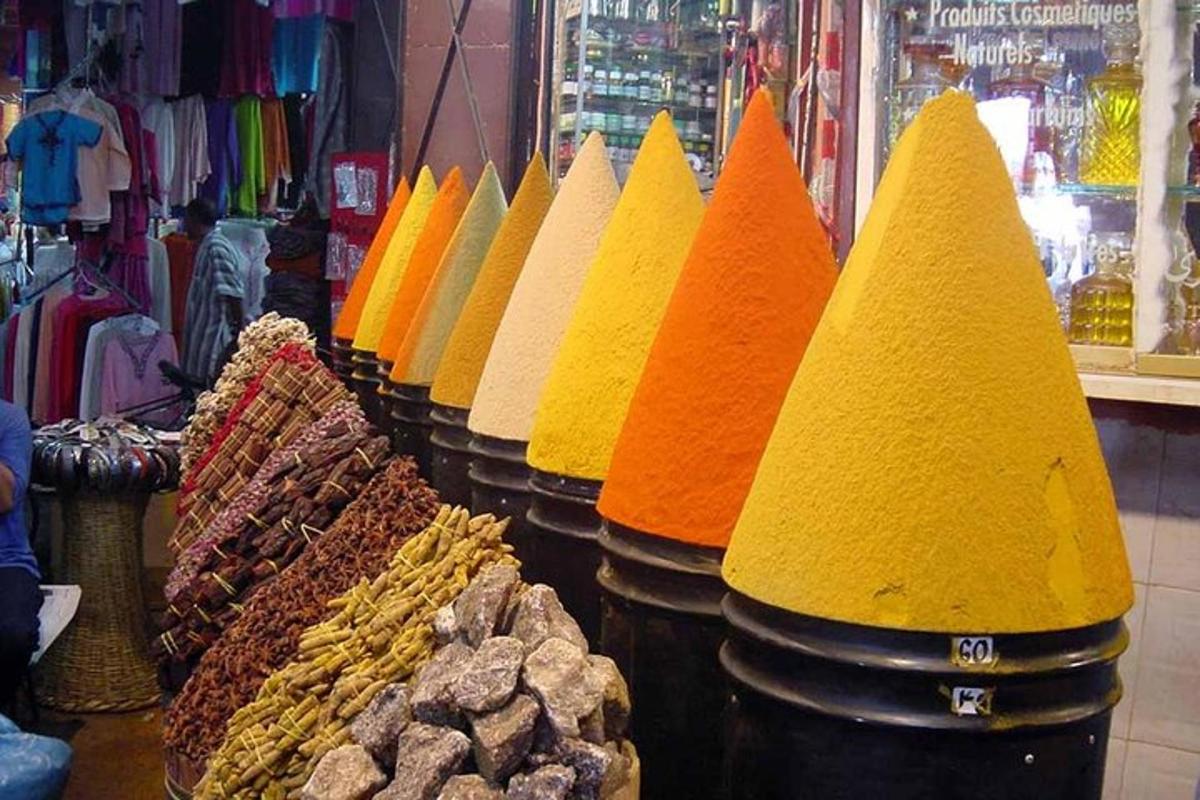 un'esposizione di coni di diversi colori in un negozio
