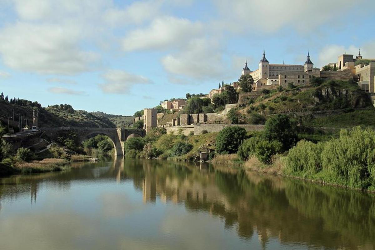 una vista di un fiume con un ponte e degli edifici