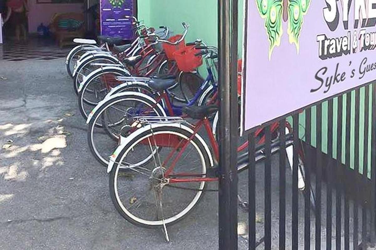 isang hilera ng mga bisikleta na nakaparada sa tabi ng isang bakod