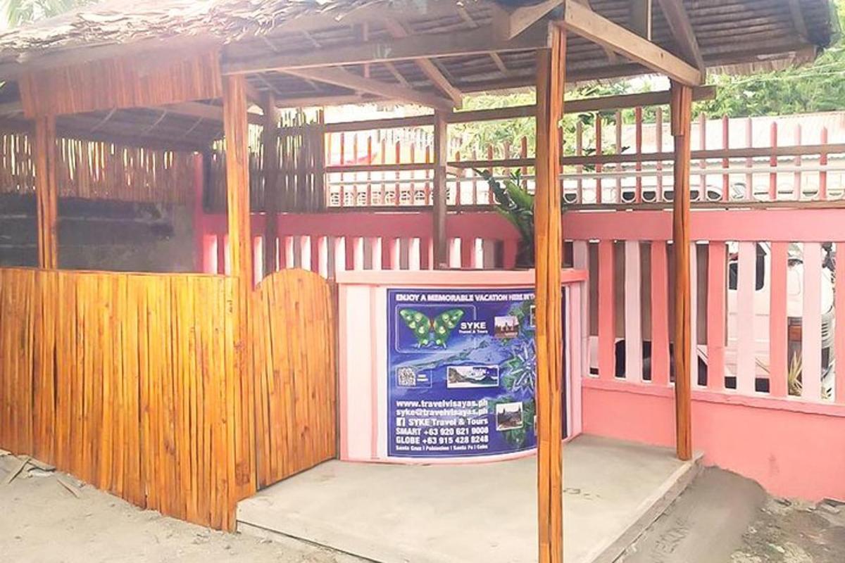 isang kahoy na gusali na may karatula sa harap nito