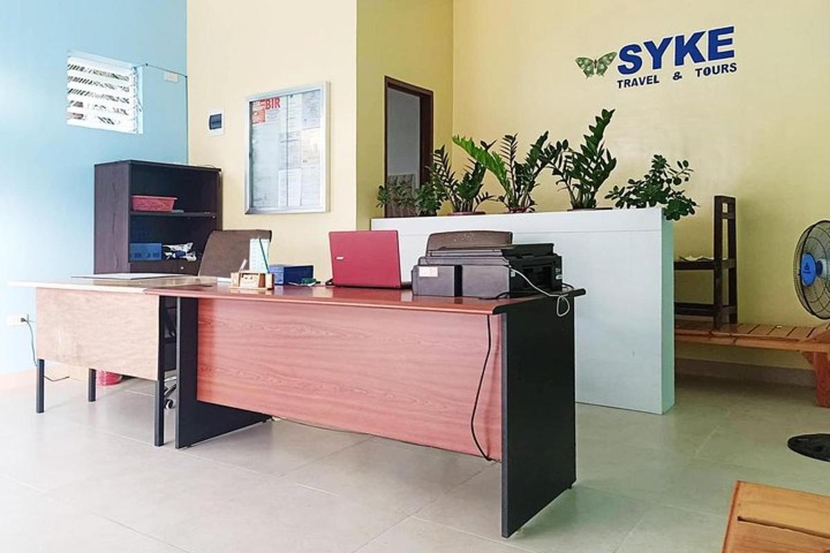 isang opisina na may desk na may computer