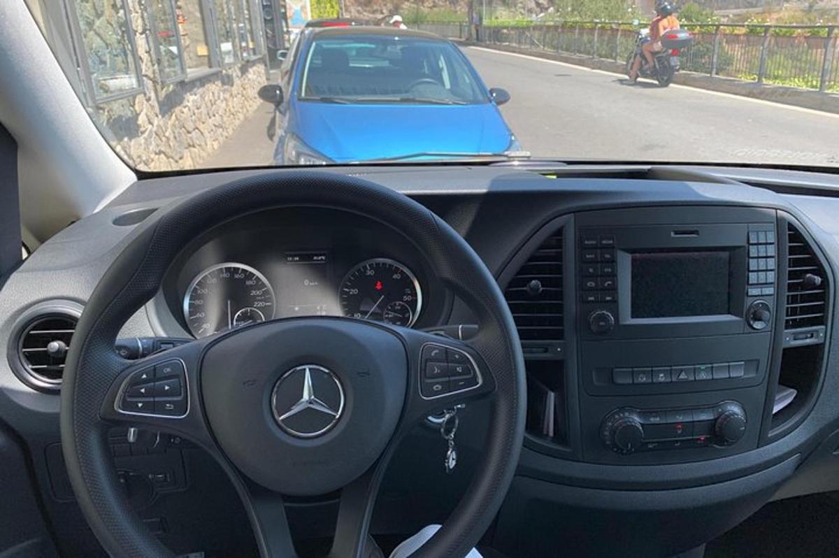 widok deski rozdzielczej samochodu marki Mercedes Benz