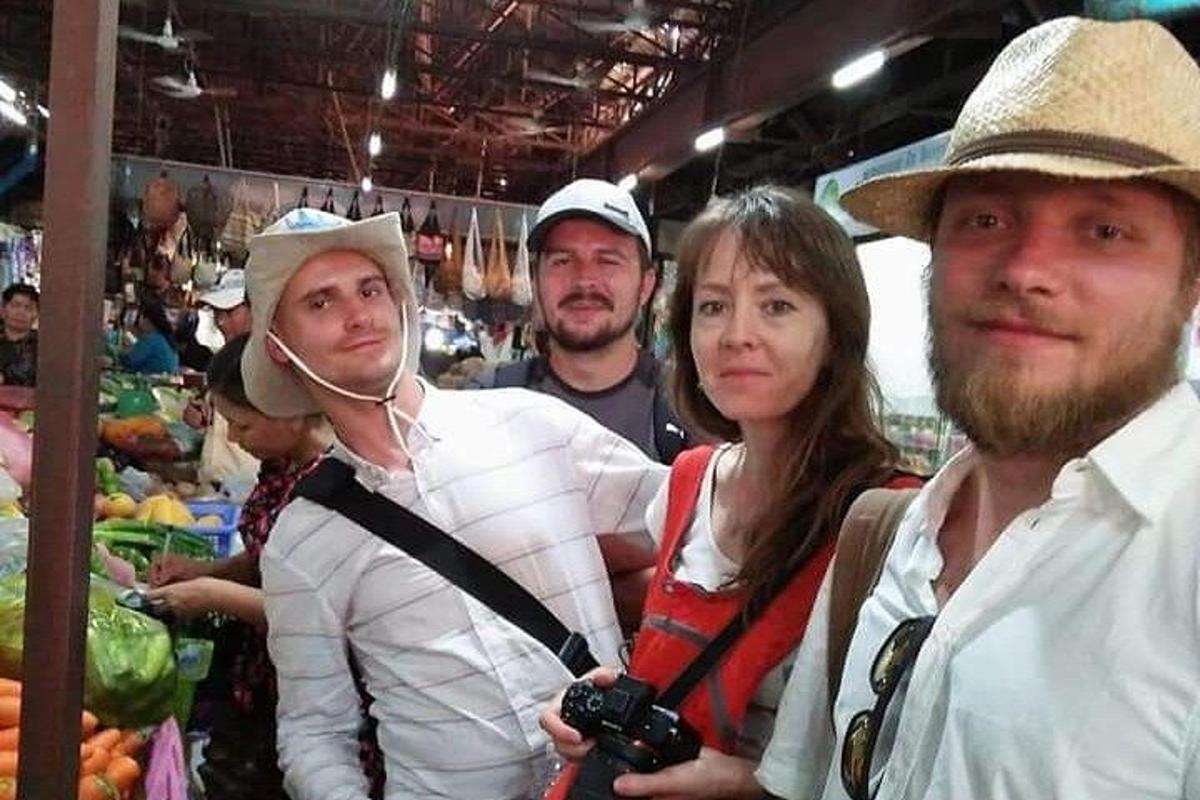 un grup de persones dempeus en un mercat