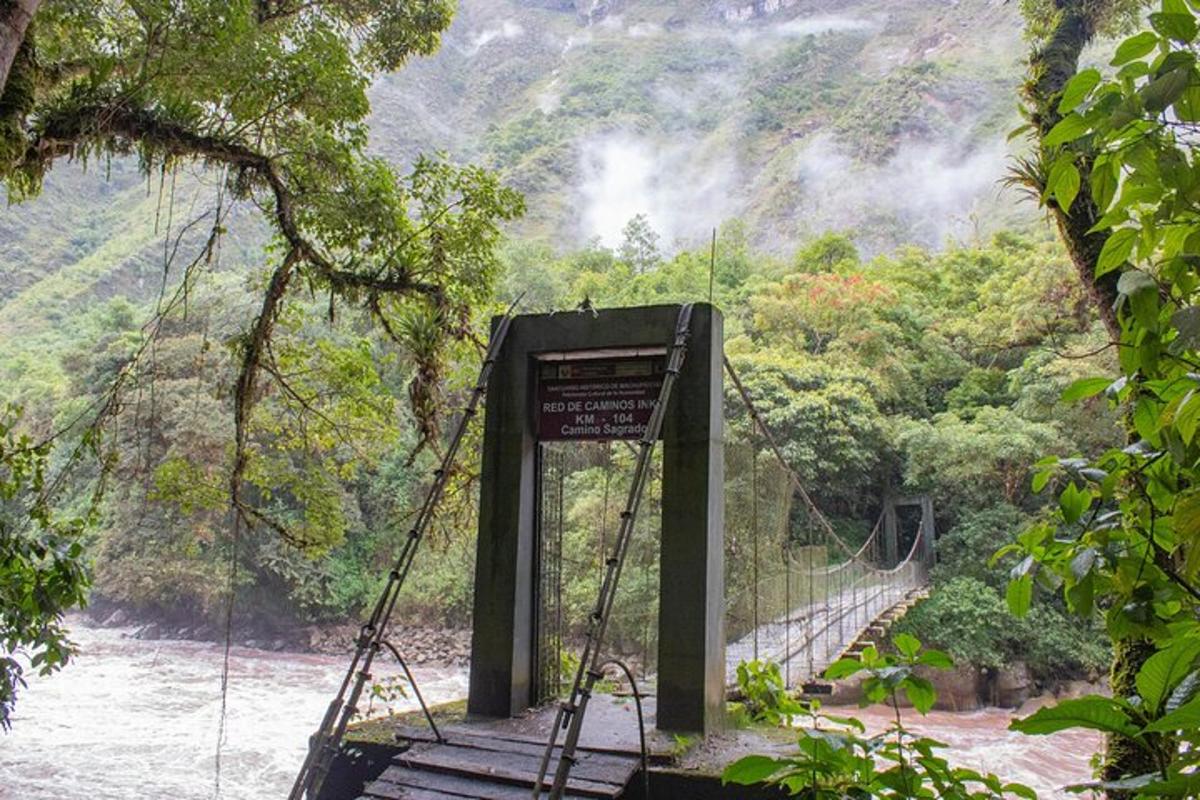 un ponte sospeso sopra un fiume con un cartello