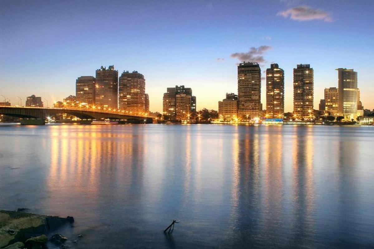 Una vista de una ciudad con un puente sobre un río.