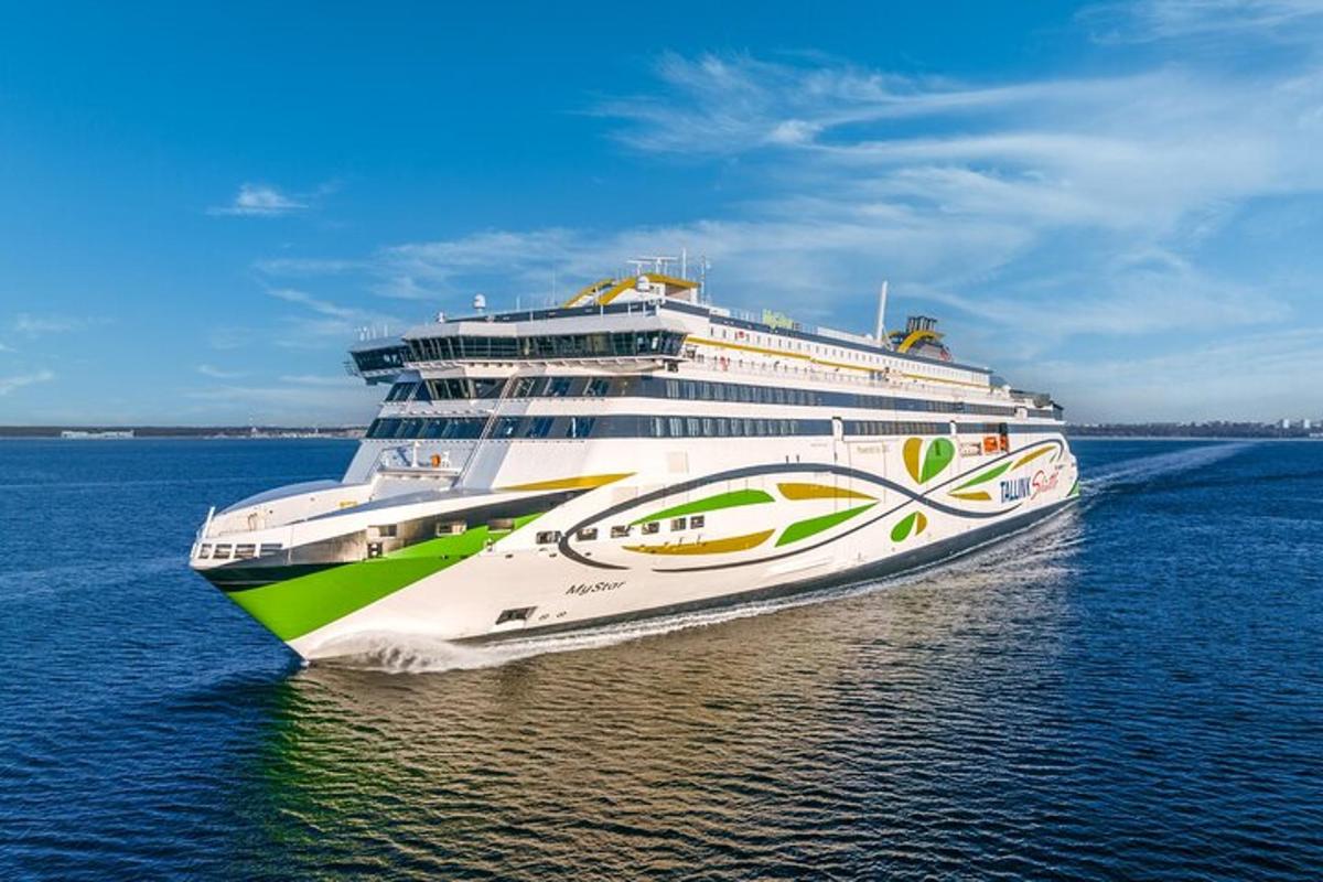 um navio de cruzeiro na água do oceano