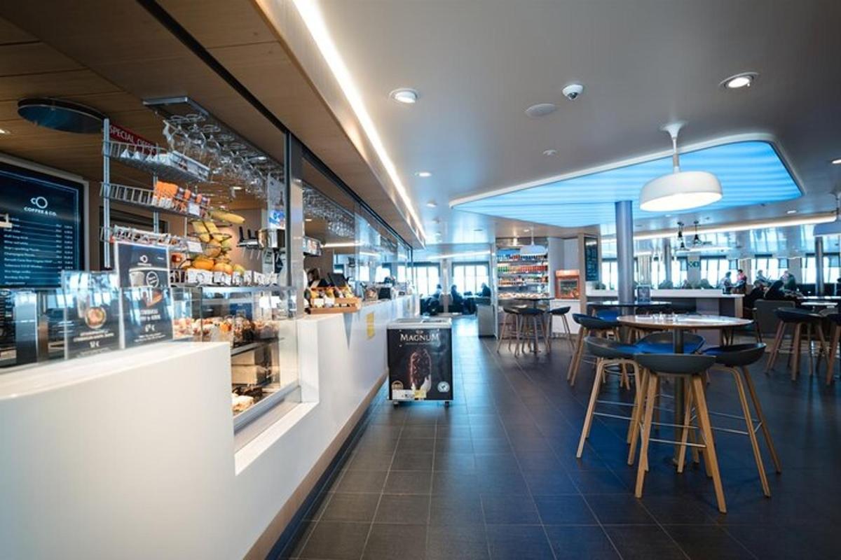 um restaurante com mesas e cadeiras e um bar