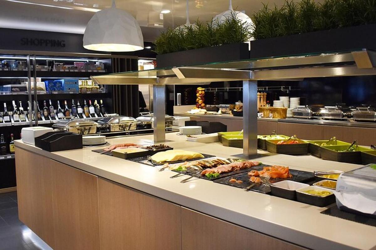 um buffet com muitos tipos diferentes de comida
