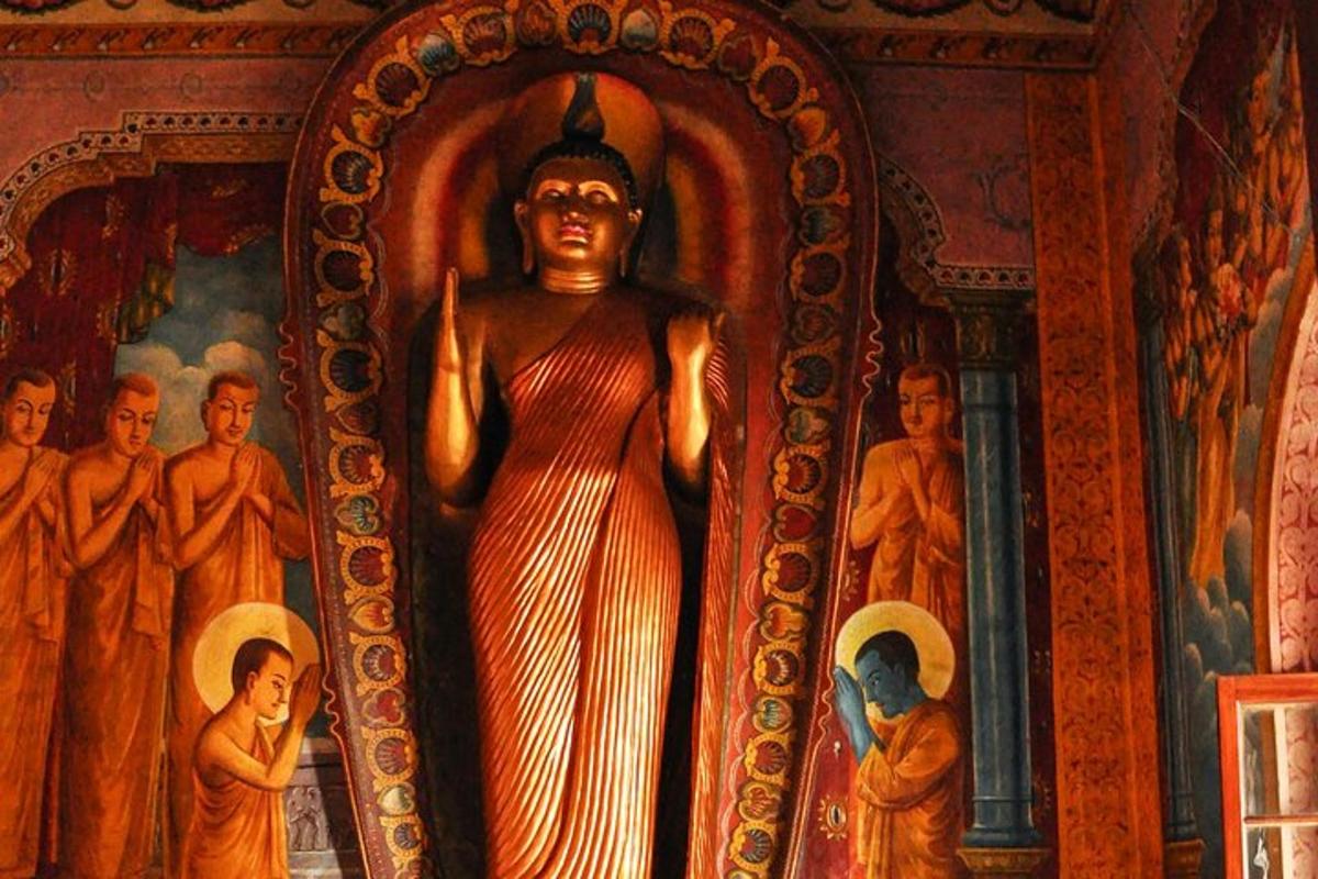 patung wanita di hadapan sekumpulan patung