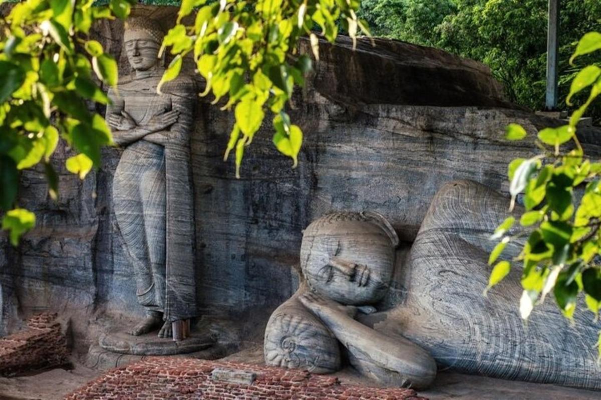 eine Statue von zwei Menschen auf einer Felswand