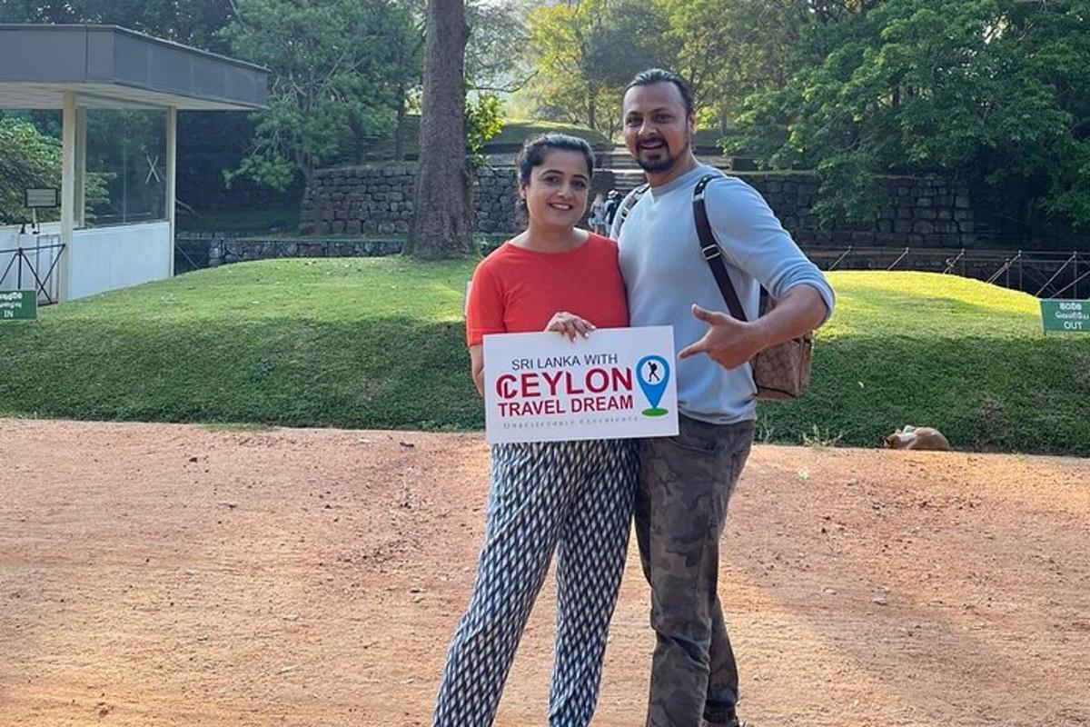 seorang lelaki dan wanita memegang papan tanda di taman