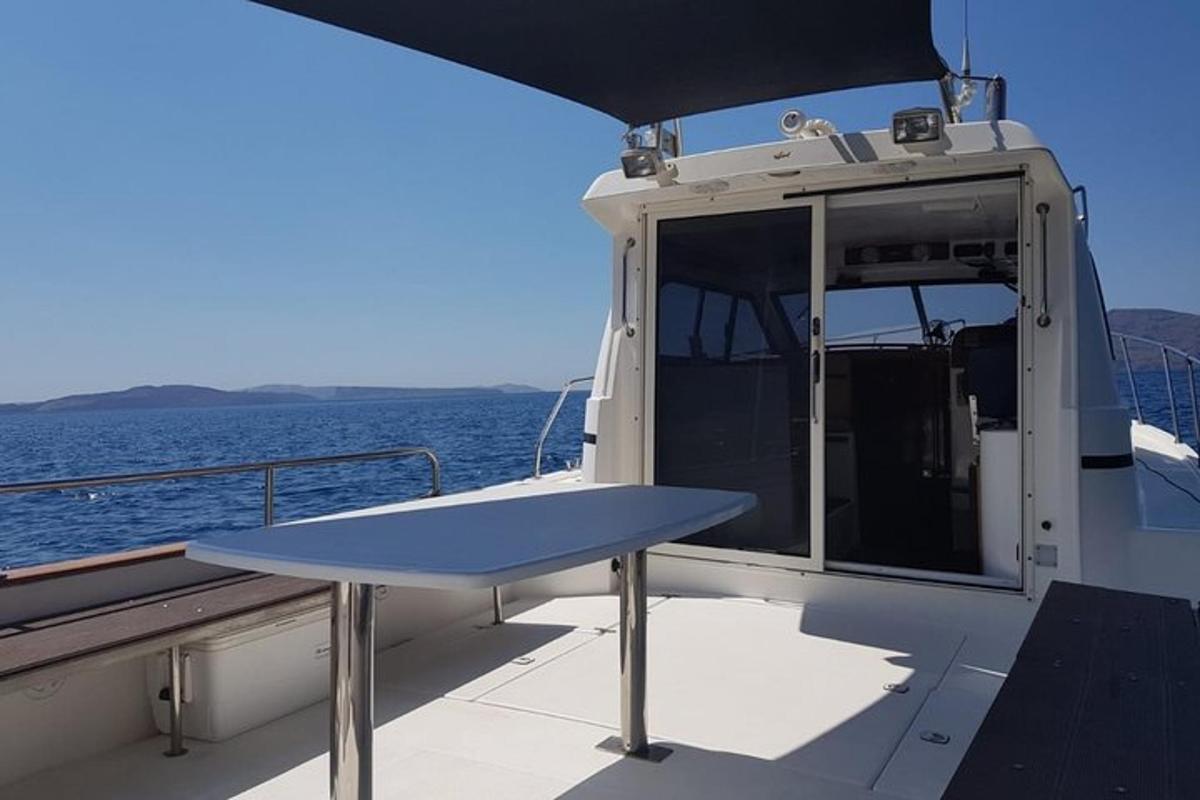 ένα τραπέζι στο πίσω μέρος μιας βάρκας στο νερό