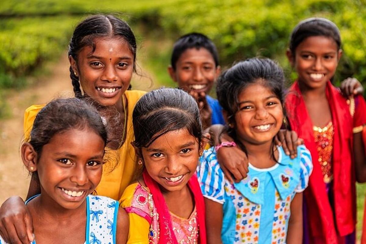 een groep jonge meisjes poseren voor een foto