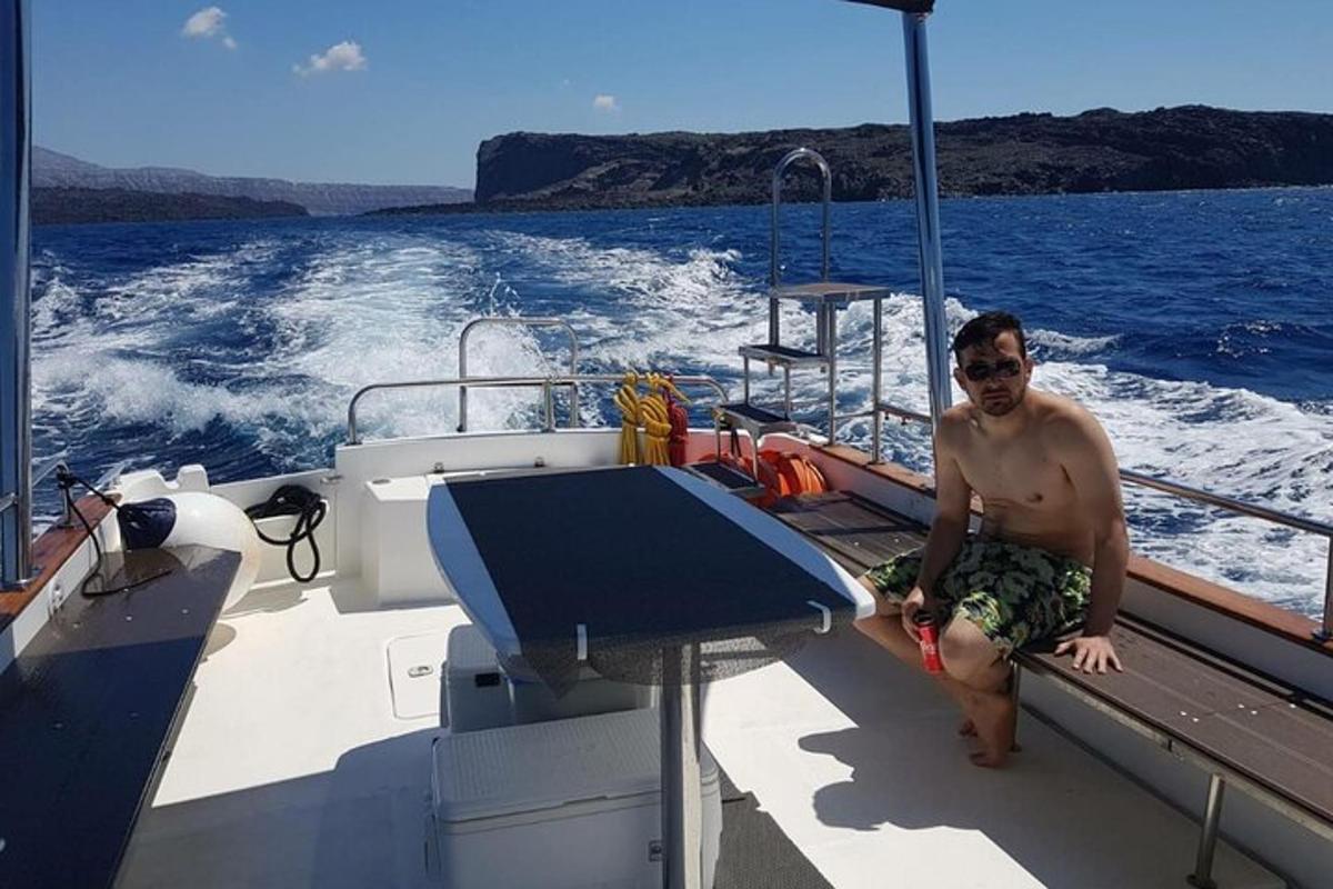 ένας άντρας που κάθεται στο κατάστρωμα ενός σκάφους