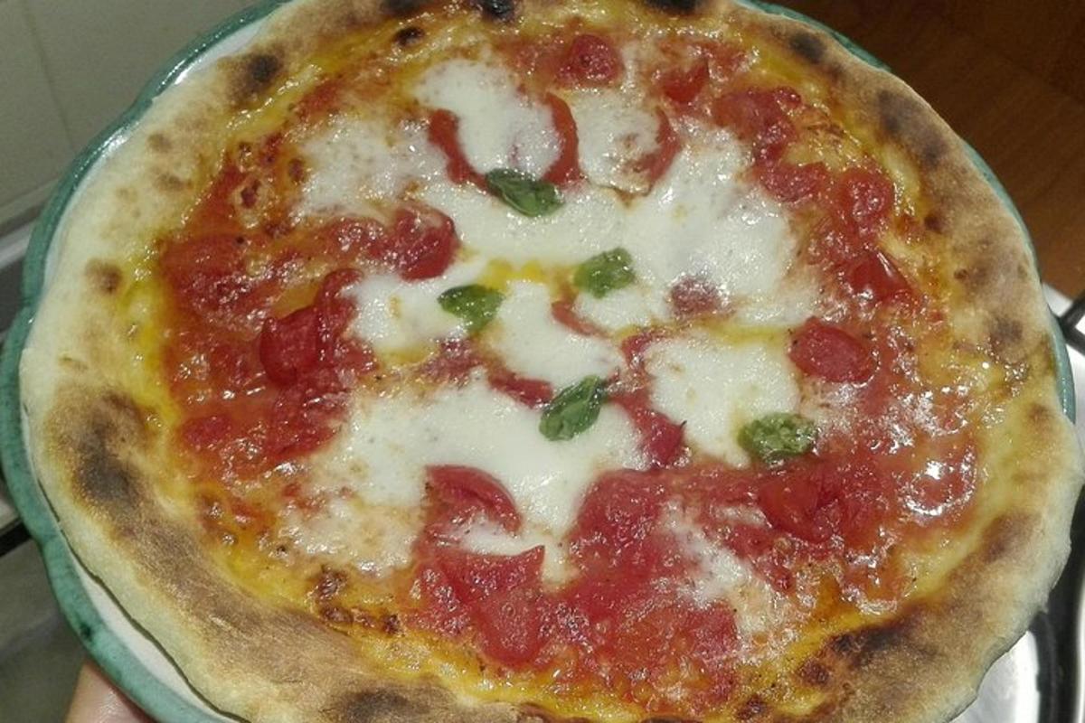một chiếc bánh pizza với phô mai, pepperoni và ớt xanh