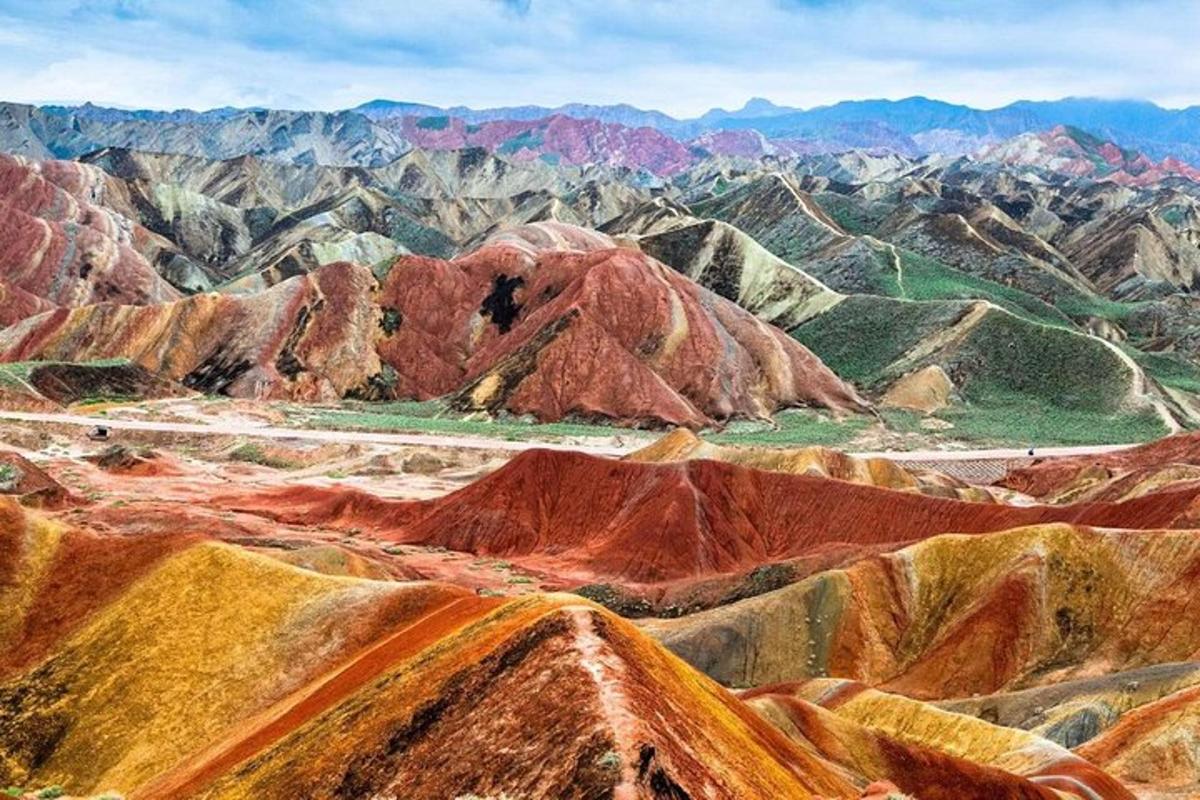 pemandangan banjaran gunung dengan gunung berwarna-warni